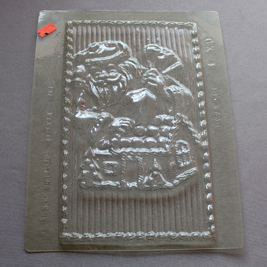 Santa decorating a Gingerbread House – Chocolate Mould
